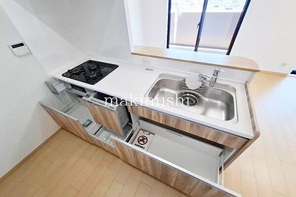 キッチン収納力のあるシステムキッチンを新調いたしました。調理器具や食器、食材などをすっきり整理でき、使いたいものもサッと取り出せて便利です。新しくきれいなキッチン！お料理を快適に楽しめそうですね。