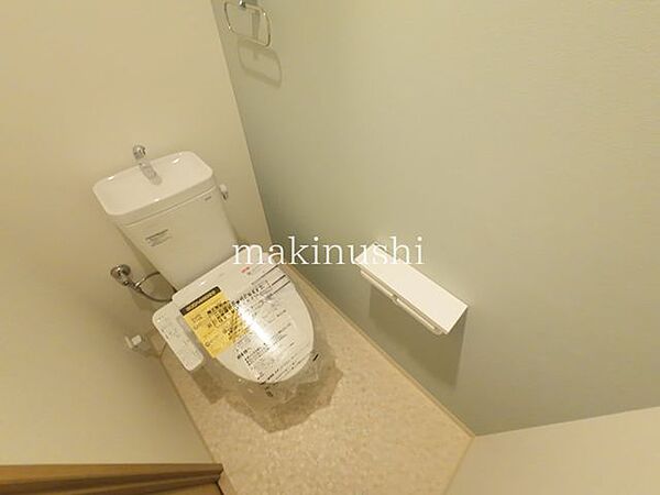 トイレトイレを新調し、清潔感のある快適な空間に生まれ変わりました。毎日使う場所だからこそ、気持ちよく利用できるのは嬉しいポイント。新しくきれいなトイレで、暮らしをより快適にお過ごしいただけます。