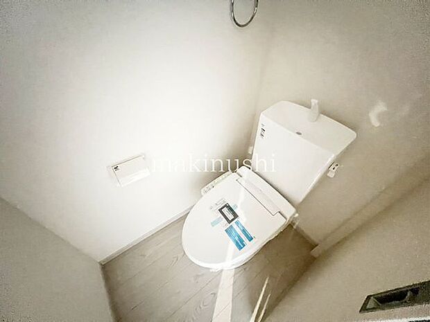 ・快適な温水洗浄便座付きのトイレです。毎日使うトイレが綺麗だと嬉しいですね。