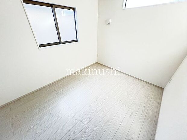 ベットや家具も置ける十分なお部屋です。木の温もりがやさしいフローリングはラグやカーペットでアレンジOK