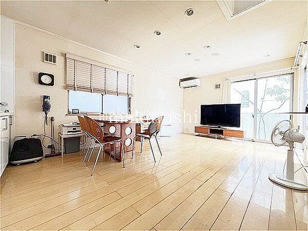 ・窓が大きな明るいリビングです。日当たり良好　通風良好