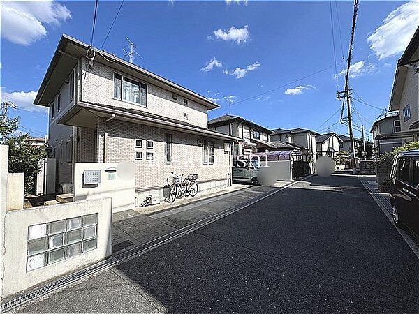 外観・交通量が少ない明るい住宅地です。
