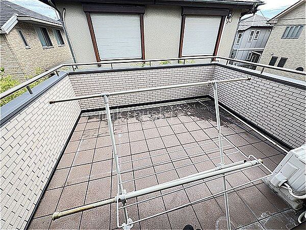 バルコニー開放感が感じられる広々としたワイドバルコニーがございます。