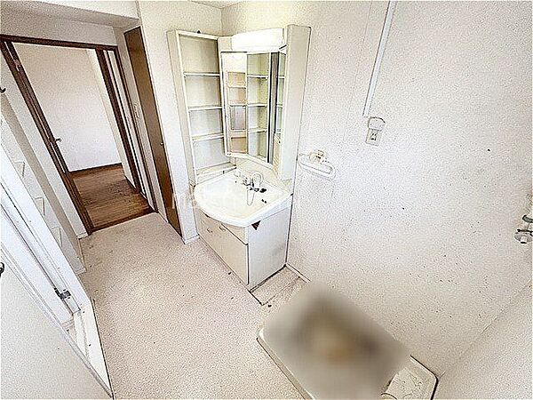 ・3面鏡の洗面化粧台、収納豊富なので歯磨きセットや洗顔料などもスッキリ収納できます。