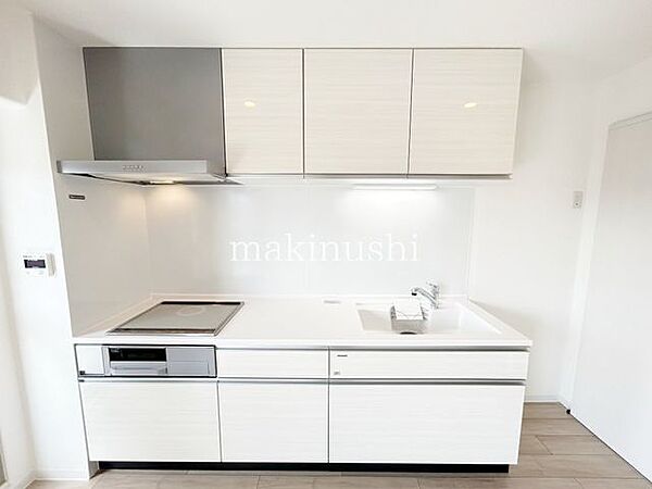 キッチンIHシステムキッチンを新調しました。火を使わず安全性に配慮した使いやすいキッチンで、お手入れもしやすく、毎日のお料理を快適に楽しめる空間です。