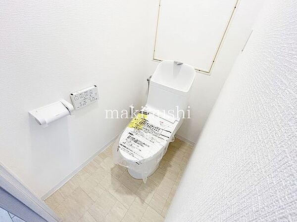 トイレ快適な温水洗浄便座付きトイレです。毎日使う場所だからこそ、清潔感のある空間はうれしいポイント。気持ちよくお使いいただける、快適な設備を備えています。