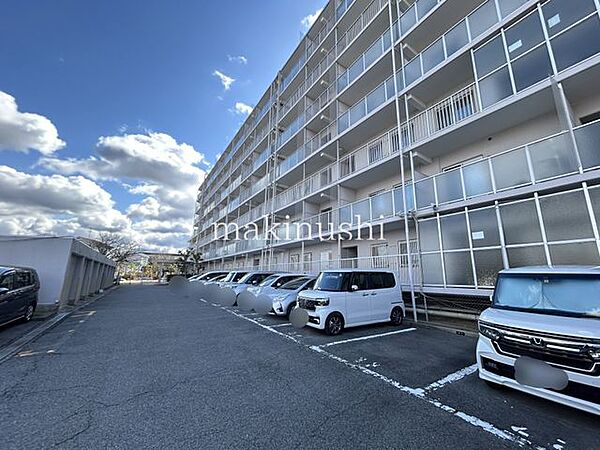 駐車場グリーンヒル北野田スカイハイツの駐車場スペースです。敷地内に駐車場があり、お車を利用されるご家庭にも便利。日々の通勤やお買い物など、快適なカーライフをサポートします。