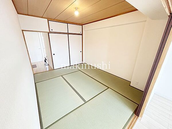 和室　約6.0帖来客用のお部屋としてはもちろん、お子様のお昼寝スペースや冬場のこたつを置くくつろぎの空間としても活躍。家族のライフスタイルに合わせて多目的に利用できます。