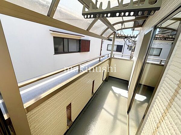 ・屋根付きのバルコニーなので、雨が降る日に洗濯物を干しても安心です。