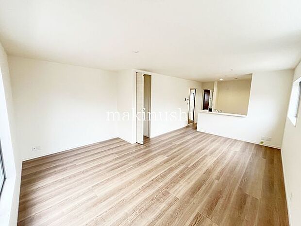 リビング窓が大きく明るいリビングです。ソファーやテレビ台が設置しやすいリビングです。対面システムキッチンなのでお料理する方とお話がしやすいです。