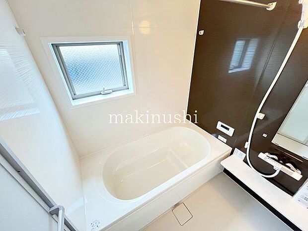 ・光が差し込む明るいバスルーム、換気ができ、カビ対策にもなりますね。