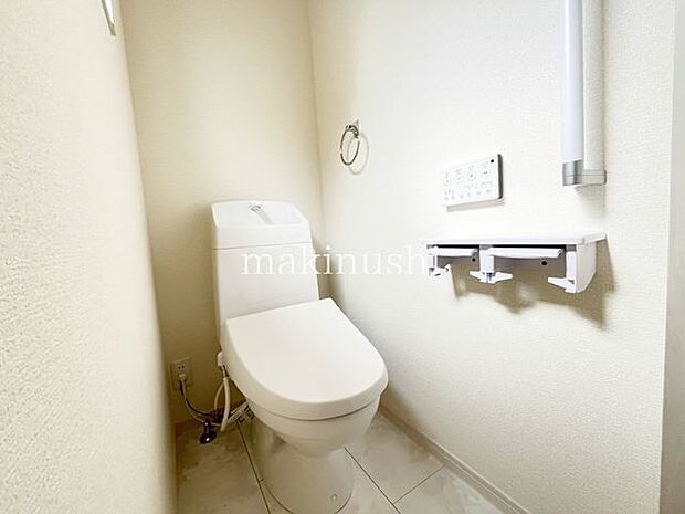 トイレ・トイレは1階と2階にあります。窓が有るので明るさを得て換気も出来ますね。