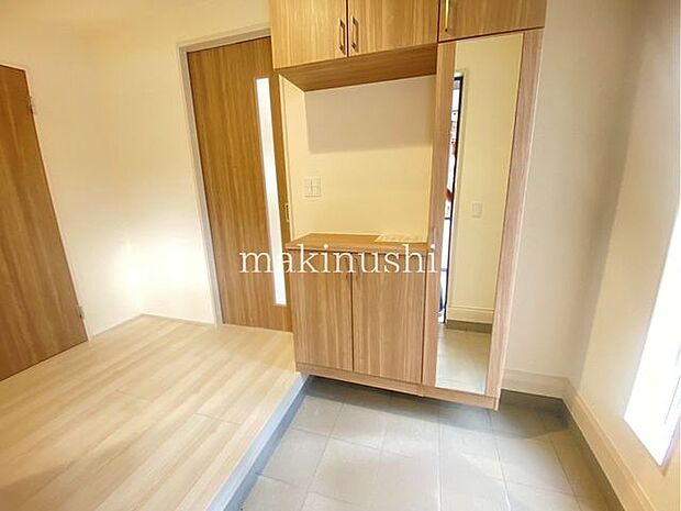 ・収納力のあるシューズボックスで玄関はスッキリ。鏡付きなので毎朝、身だしなみもチェックできますね。