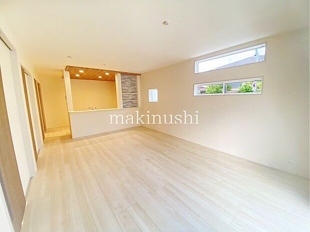 ・約18帖とゆとりのあるリビングは家具の配置も自由自在、お好みのくつろぎ空間が作れます。