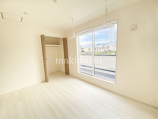 約10.6帖の洋室です。2部屋に間取りを変更することが可能です。（別途費用要）