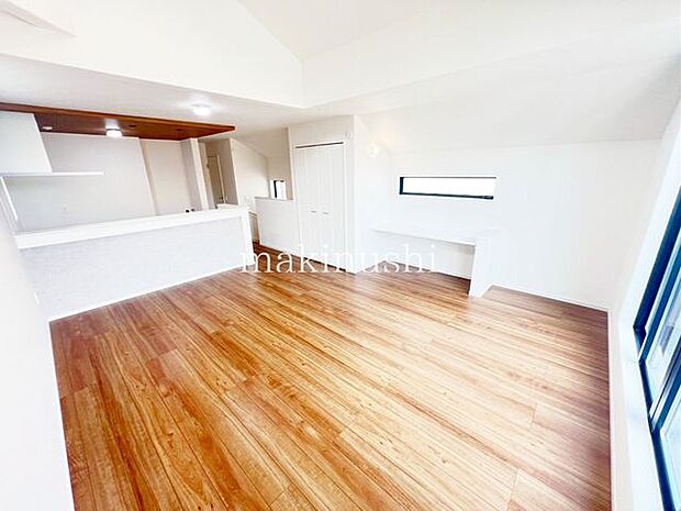 ・忙しい朝も家族が揃って食事をして頂けるダイニングスペース。美味しいお料理と家族の会話が楽しめます。