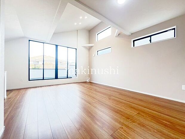 リビング窓が大きく明るいリビングです。ソファーやテレビ台が設置しやすいリビングです。対面システムキッチンなのでお料理する方とお話がしやすいです。