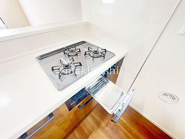 ・煮込みや炒め物等、異なる調理を同時進行できる三口コンロ。手早くお料理して時間を節約したい方に必須の設備です。