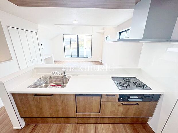 ・新しいお料理にチャレンジしたくなるピカピカのシステムキッチン、機能性と収納力のあるキッチンなら調理も快適にできます。