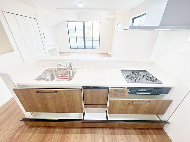 ・新しいお料理にチャレンジしたくなるピカピカのシステムキッチン、機能性と収納力のあるキッチンなら調理も快適にできます。