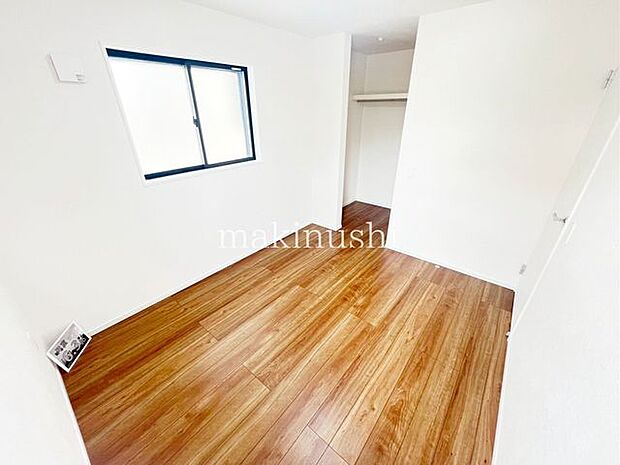 ・クローゼット付きの洋室、お気に入りの洋服を畳まず収納できます、収納ボックスなどを配置して使えば、多様な使い方が出来、収納の幅が広がります。