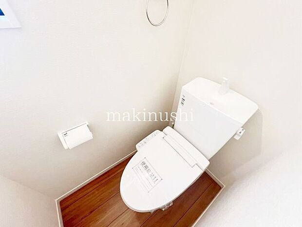 ・快適な温水洗浄便座付きのトイレです。毎日使うトイレが綺麗だと嬉しいですね。