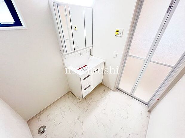 洗濯機置き場洗濯機置き場が奥まっているので浴室の出入りには邪魔にならず、使い勝手が良いです。