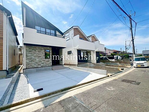 ・前面道路は約6.5mと広くいので、日々の車の出し入れも安心です。