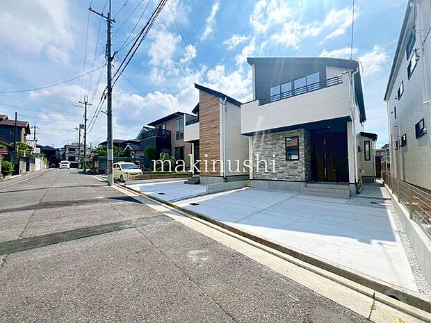 ・前面道路は約6.5mと広くいので、日々の車の出し入れも安心です。