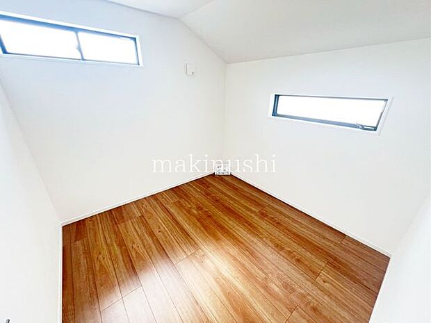 ・白いクロスがシンプルな洋室はアレンジしやすいので住まう人のセンスの見せ所です。お気に入りのインテリアで個性を演出できます。