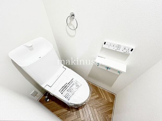 ・快適な温水洗浄便座付きのトイレです。毎日使うトイレが綺麗だと嬉しいですね。