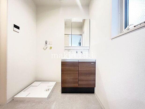 ・シャワー付き洗面台なので髪の毛や汚れに気付いた時にサッとお掃除できます。