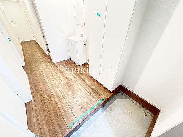 ・採光がふんだんに取れている玄関は自然光で明るいです。