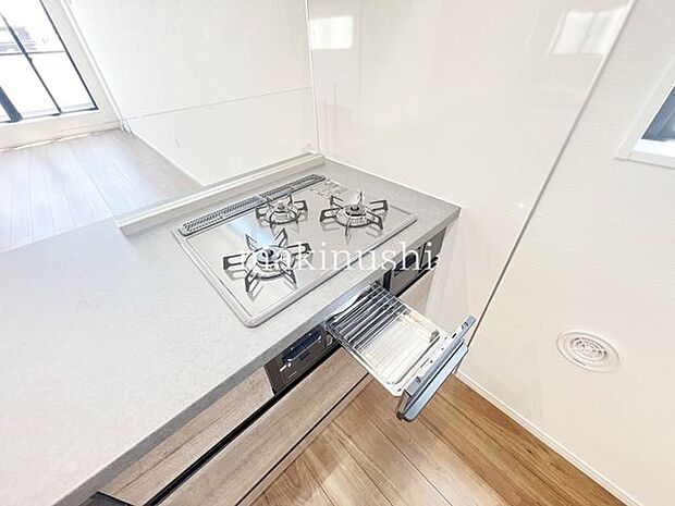 ・煮込みや炒め物等、異なる調理を同時進行できる三口コンロ。手早くお料理して時間を節約したい方に必須の設備です。