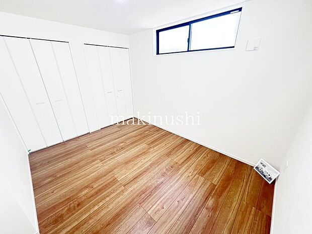 ・クローゼット付きの洋室、お気に入りの洋服を畳まず収納できます、収納ボックスなどを配置して使えば、多様な使い方が出来、収納の幅が広がります。