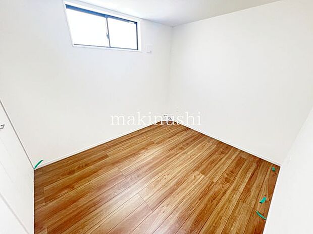 ・クローゼット付きの洋室、お気に入りの洋服を畳まず収納できます、収納ボックスなどを配置して使えば、多様な使い方が出来、収納の幅が広がります。