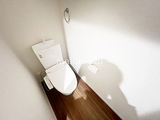 ・快適な温水洗浄便座付きのトイレです。毎日使うトイレが綺麗だと嬉しいですね。