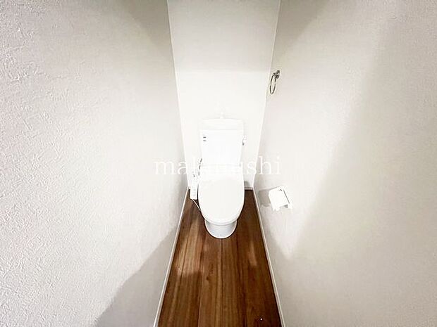 トイレ・トイレは1階と2階にあります。窓が有るので明るさを得て換気も出来ますね。