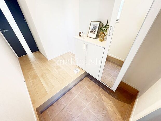 ・収納力のあるシューズボックスで玄関はスッキリ。鏡付きなので毎朝、身だしなみもチェックできますね。