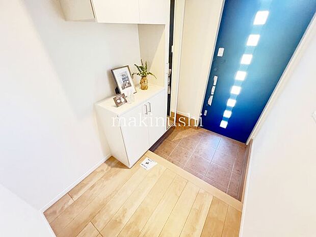 ・採光がふんだんに取れている玄関は自然光で明るいです。