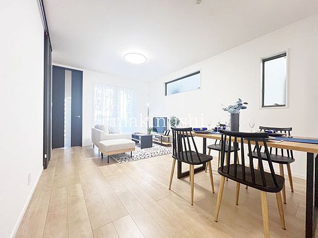 リビング窓が大きく明るいリビングです。ソファーやテレビ台が設置しやすいリビングです。対面システムキッチンなのでお料理する方とお話がしやすいです。