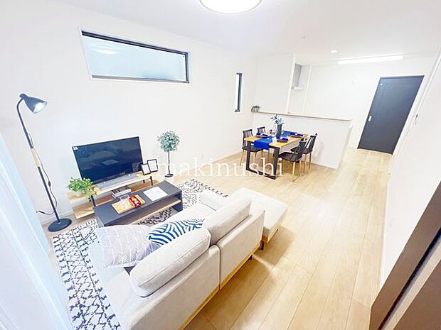 庭・忙しい朝も家族が揃って食事をして頂けるダイニングスペース。美味しいお料理と家族の会話が楽しめます。