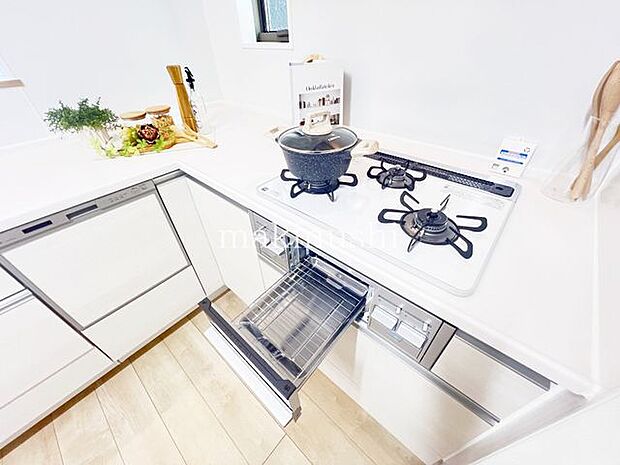 ・煮込みや炒め物等、異なる調理を同時進行できる三口コンロ。手早くお料理して時間を節約したい方に必須の設備です。