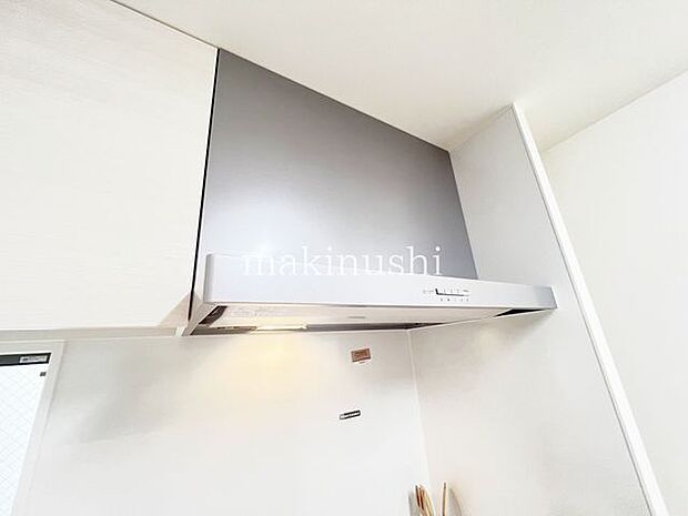 ・静かなシロッコファン搭載キッチンです。煙をしっかり集めて強力な換気。お掃除も楽で嬉しいですね。