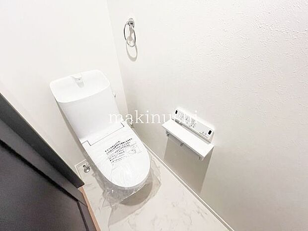 ・快適な温水洗浄便座付きのトイレです。毎日使うトイレが綺麗だと嬉しいですね。