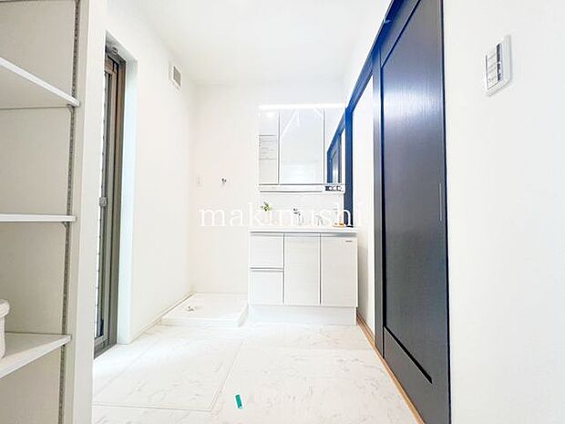 ・清潔感溢れるスタイリッシュなデザインの洗面化粧台。手元に洗顔料やメイク道具を置くスペースがあり便利です。