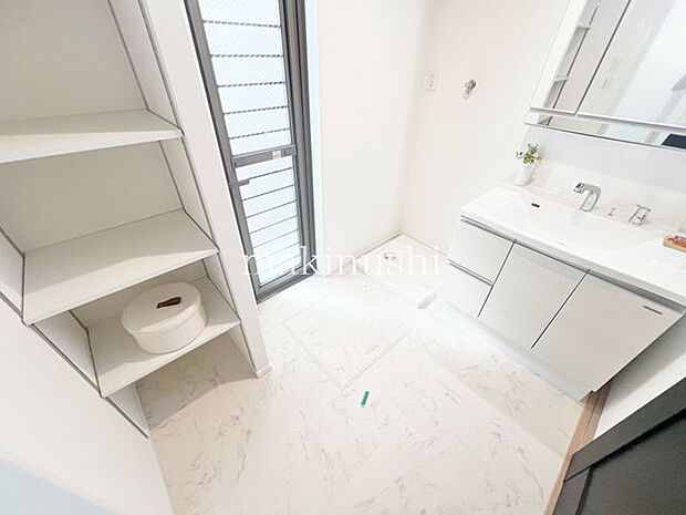 ・3面鏡の洗面化粧台、収納豊富なので歯磨きセットや洗顔料などもスッキリ収納できます。