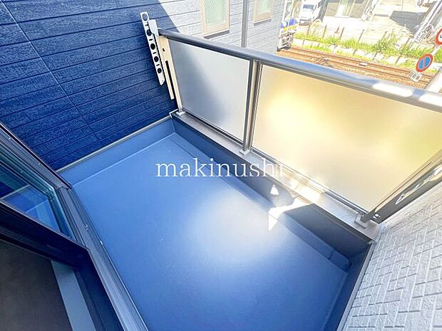 ・南側に設置されたバルコニー。心地よい陽射しや暖かな風を楽しみ、晴れた日にはたっぷりの洗濯物や布団を干せます。