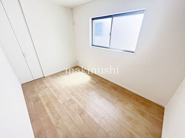 ・白いクロスがシンプルな洋室はアレンジしやすいので住まう人のセンスの見せ所です。お気に入りのインテリアで個性を演出できます。