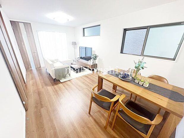 リビング窓が大きく明るいリビングです。ソファーやテレビ台が設置しやすいリビングです。対面システムキッチンなのでお料理する方とお話がしやすいです。